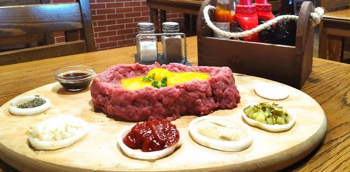200g tatarský biftek a 8 křupavých topinek