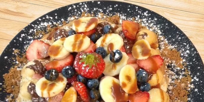 Sladká bublinková vafle s ovocem a nutellou 