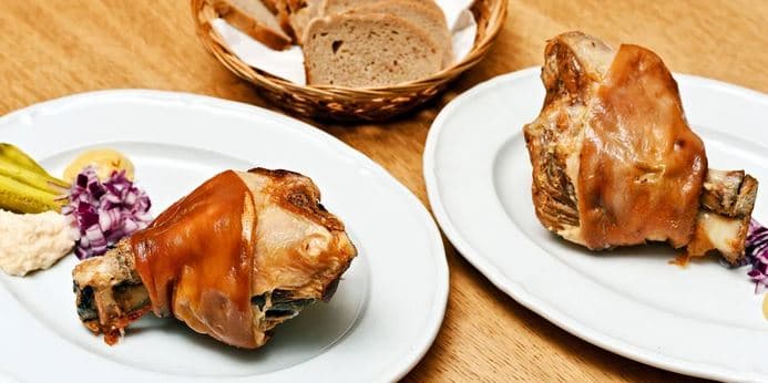 Dvě 800g vepřová kolena z grilu 