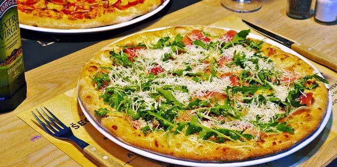 2 pizzy z pece na dřevo podle výběru