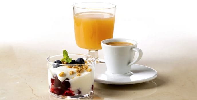 Jogurtový dezert s jahodami, mošt a espresso