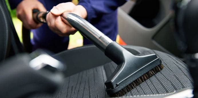 Pečlivé antibakteriální tepování interiéru a kufru