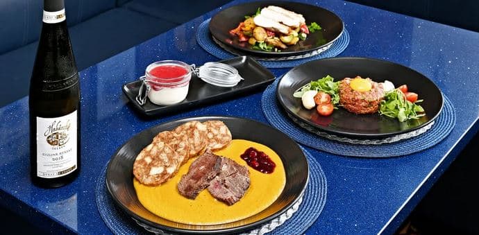 Bohaté tříchodové menu na lodi pro dvě osoby