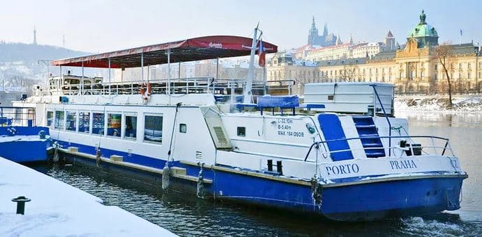 2hodinová plavba s rautem a nápojem pro dva