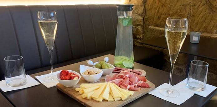 2 dcl vína a prkénko s šunkou a sýrem 