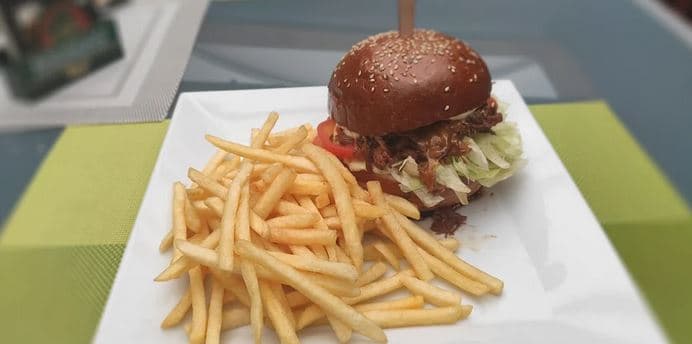 Burger s trhaným vepřovým i hranolky