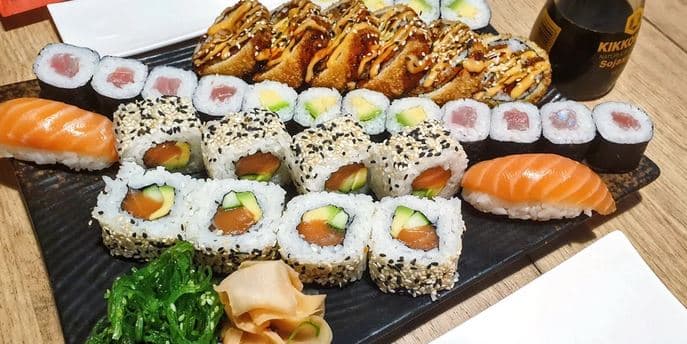 32 ks sushi s lososem, tuňákem, okurkou i avokádem
