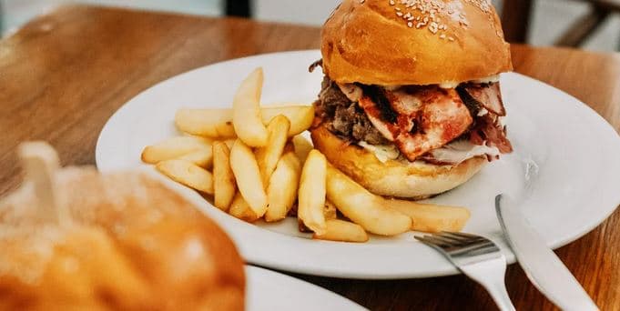 Beefburger z vyzrálého hovězího a hranolky
