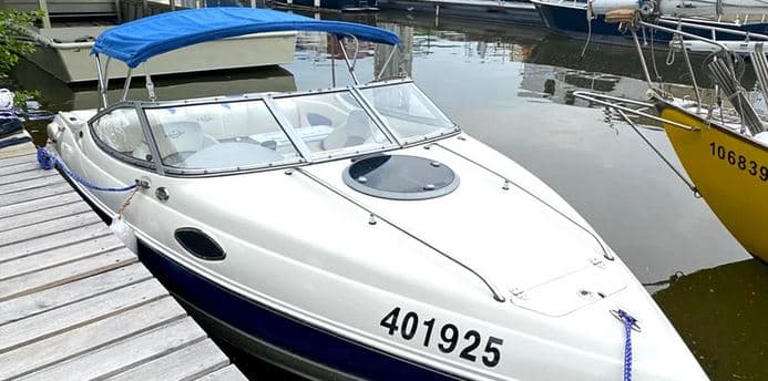 Pronájem motorového člunu na Slapech