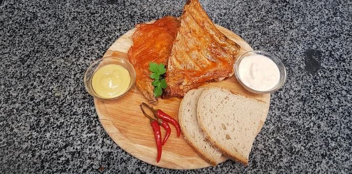 500 g grilovaných vepřových žeber i s přílohami 