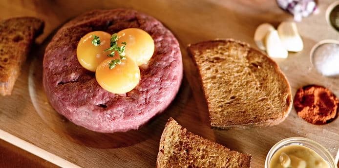 300 g míchaného hovězího tataráku