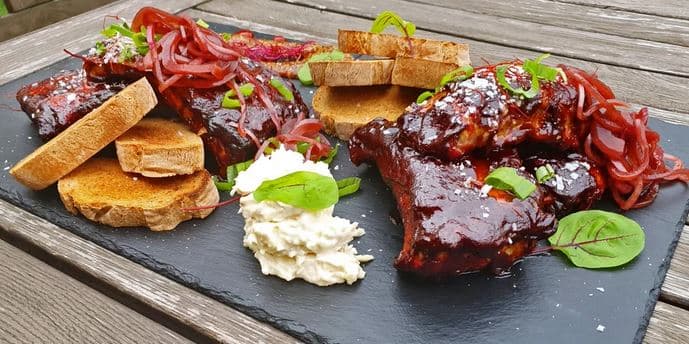 0,5 kg vepřových žebírek v kouřové BBQ marinádě 