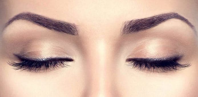 Permanentní make-up očních linek nebo rtů 