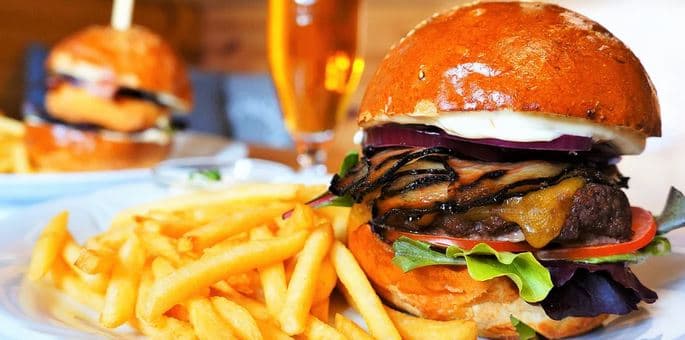 Burger s hranolky a domácí tatarkou 