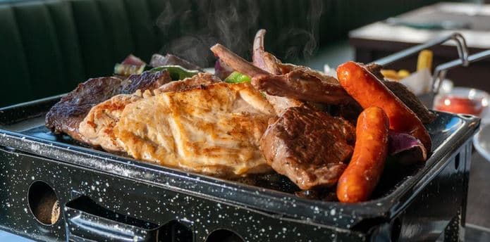 Masové pochoutky servírované ze stolního grilu 