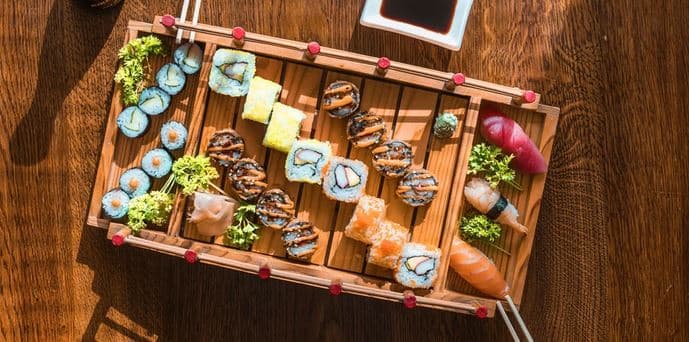 Set s 18 kousky sushi