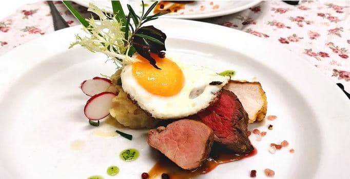 Lososový tatarák cibulačka mix grill i panna cotta