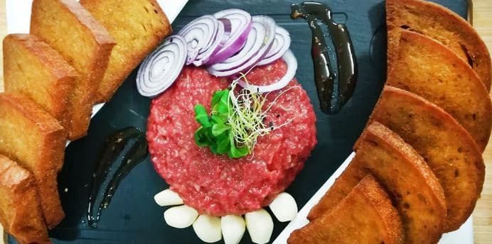 300 g tataráku a 10 topinek 