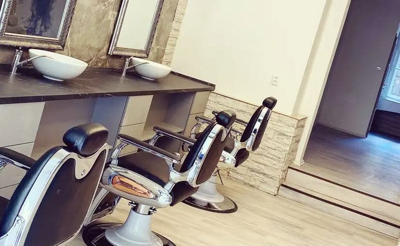 Holení Hot Towel v BarberShop & Lounge