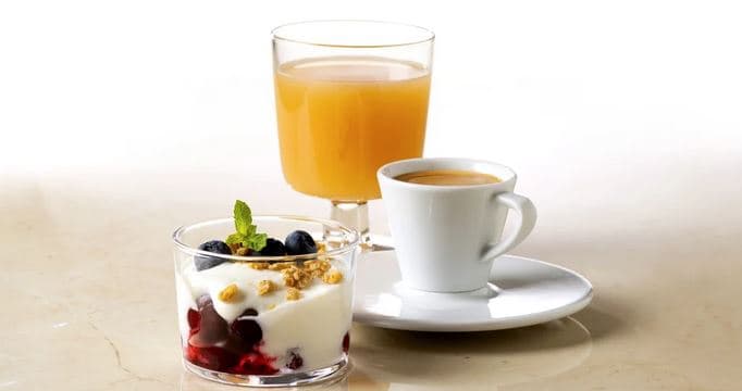 Jogurtový dezert s jahodami, mošt a espresso