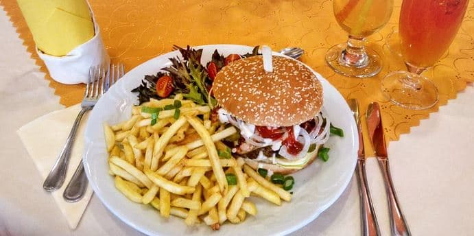 Kuřecí, hovězí nebo vepřový burger