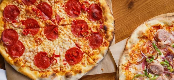 1× pizza (⌀ 35 cm) rozpečená v peci podle výběru