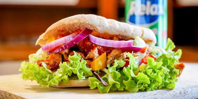 1× kebab s kuřecím masem + hranolky 
