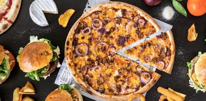 Salát s kuřecím masem + klasická pizza
