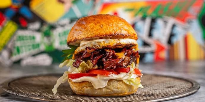 Burger, hranolky a limonáda
