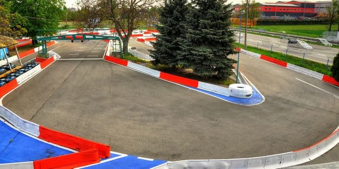 3× 10 minut jízdy v motokáře