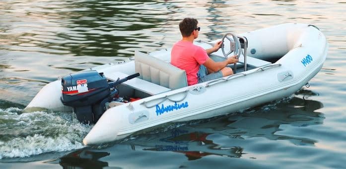 Zapůjčení motorového člunu na Baťově kanále 