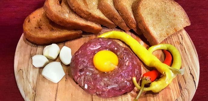 200 g tataráku, 6 topinek, beraní rohy