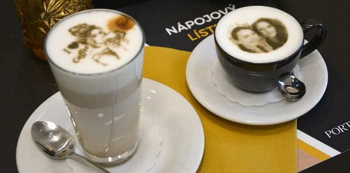 Selfie cappuccino nebo selfie latte macchiato