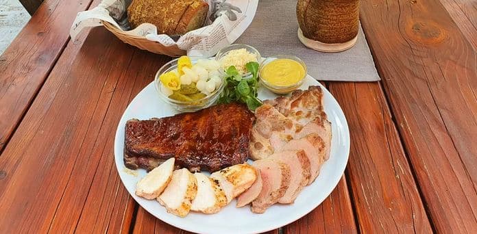 Talíř masa ve stylové pivnici Komín pub