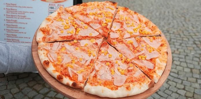 Pravá domácí italská pizza k odnosu s sebou