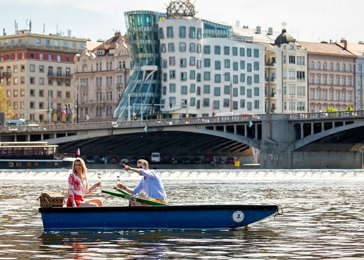 Pobyt v Tančícím domě s piknikem na Vltavě