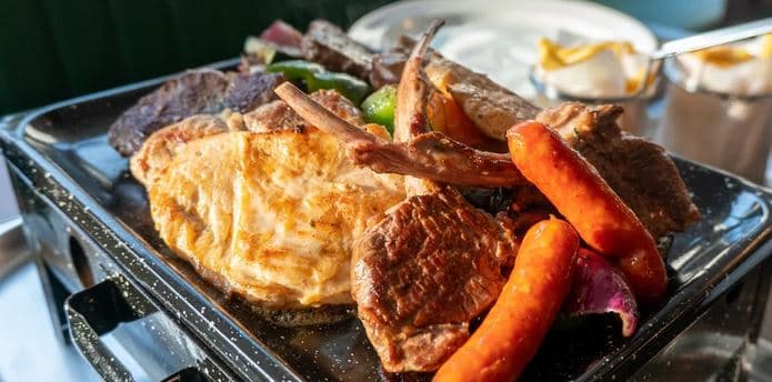 Masové pochoutky servírované ze stolního grilu
