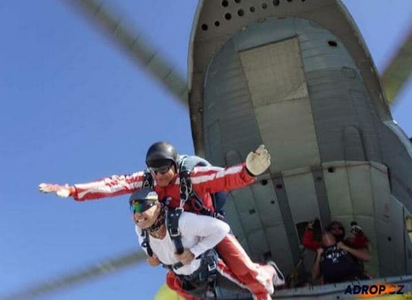 Tandemový seskok padákem z vrtulníku Mi-8