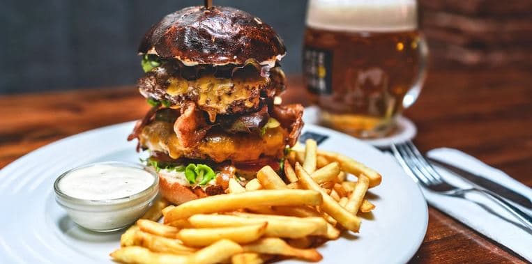 Double burger a 2 hodiny neomezené konzumace piva 