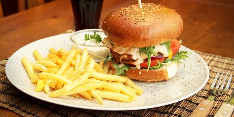 Burger podle výběru z 6 verzí, hranolky s tatarkou