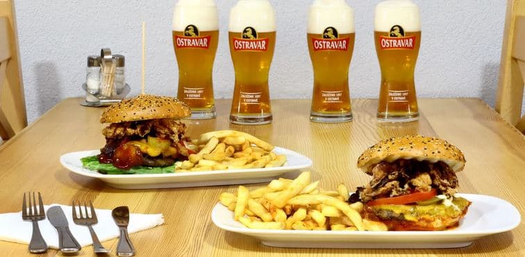 Dva macaté burgery s hovězím