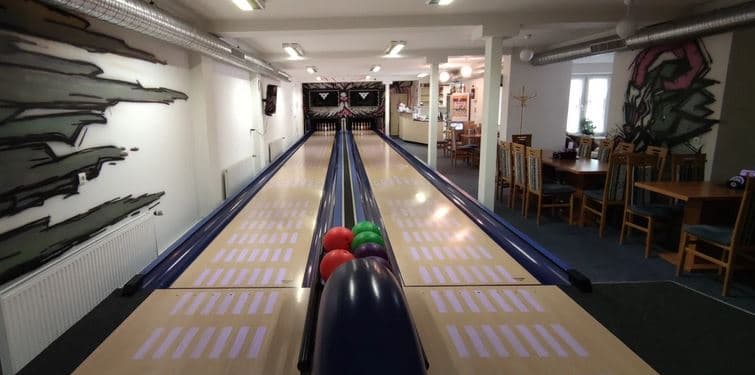 1 h bowlingu + 1 kg kuřecích špalíčků