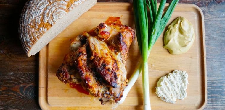 1,3 kg pečeného vepřového kolena a přílohy