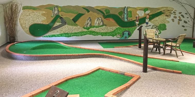 Zábavný adventure minigolf pod střechou