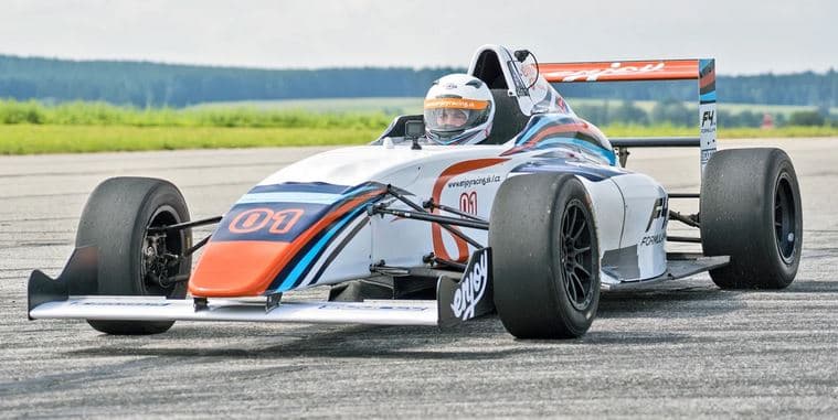4 kola v závodní formuli F4 na letištním okruhu