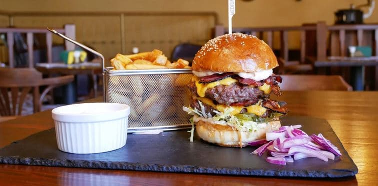 Double jelení burger s čedarem a slaninou,hranolky