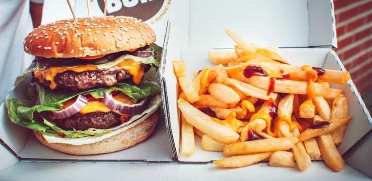 Napěchovaný hovězí burger a hranolky