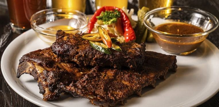 Degustace 4 druhů piva, marinovaná vepřová žebírka