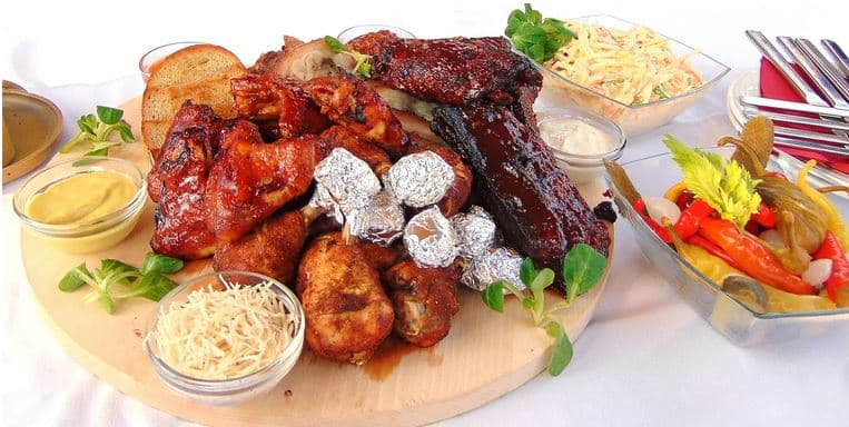 Masové prkno o váze 2,6 kg, chleba a přílohy 