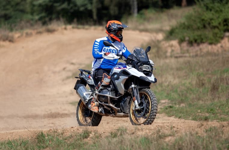 Jízda na motorce na enduro trati
